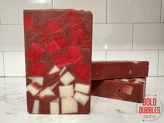 Little cubes of white on bottom, followed by cubes of red soap on top, come together with ruby red soap filling in the gaps to create this soap inspired by Rok-Tahk on Star Trek: Prodigy.